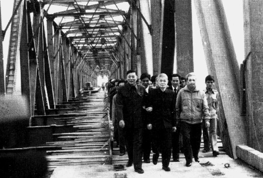 Đến tận bây giờ, cầu Chương Dương sừng sững và được coi là biểu tượng của tinh thần tự lực, tự cường Việt Nam.