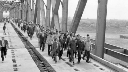 Tên cầu lúc khởi công là "Cầu treo mùa xuân", sau đó, được đổi tên thành cầu “Chương Dương” bởi đây là tên một bến trên sông Hồng, nơi đã vang lừng chiến thắng đánh bại quân Nguyên - Mông vào thế kỷ XIII.