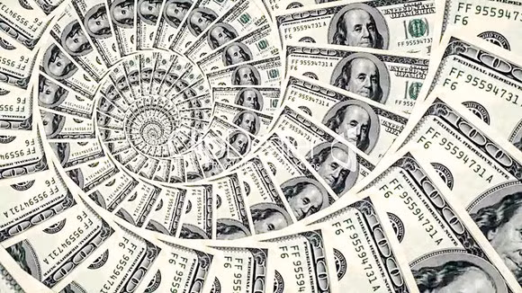 Một dự đoán khác liên quan đến vấn đề tiền bạc, bà Vanga tin rằng vào năm 2022 sẽ có hai dòng tiền, các hướng sẽ là Đông và Tây. Niềm vui như vậy sẽ chỉ ảnh hưởng đến Nga một phần. Người Nga sẽ trở nên giàu có, mặc dù họ không cầm tiền trong tay.