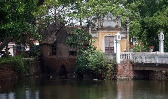 Cầu Khum: Cầu nằm ở xã Thạch Xá, huyện Thạch Thất, Hà Nội. Đây là một cầu ngói cổ có kiến trúc độc đáo của khu vực miền Bắc. Nhìn từ xa cầu trông giống như một chiếc thuyền nan úp nên được gọi là cầu Khum.