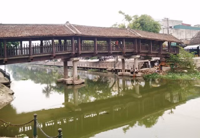 Cầu ngói Phát Diệm: Cầu bắc qua sông Ân nằm ở trung tâm thị trấn Phát Diệm, huyện Kim Sơn, cách TP. Ninh Bình khoảng 30 km. Bên trên lợp ngói, hai bên là hai hàng cột gỗ và những song gỗ lim làm lan can rất chắc chắn. Cầu có 3 nhịp, mỗi nhịp có 4 gian. Chiều dài của cây cầu này là 36m, chiều rộng là 3m.