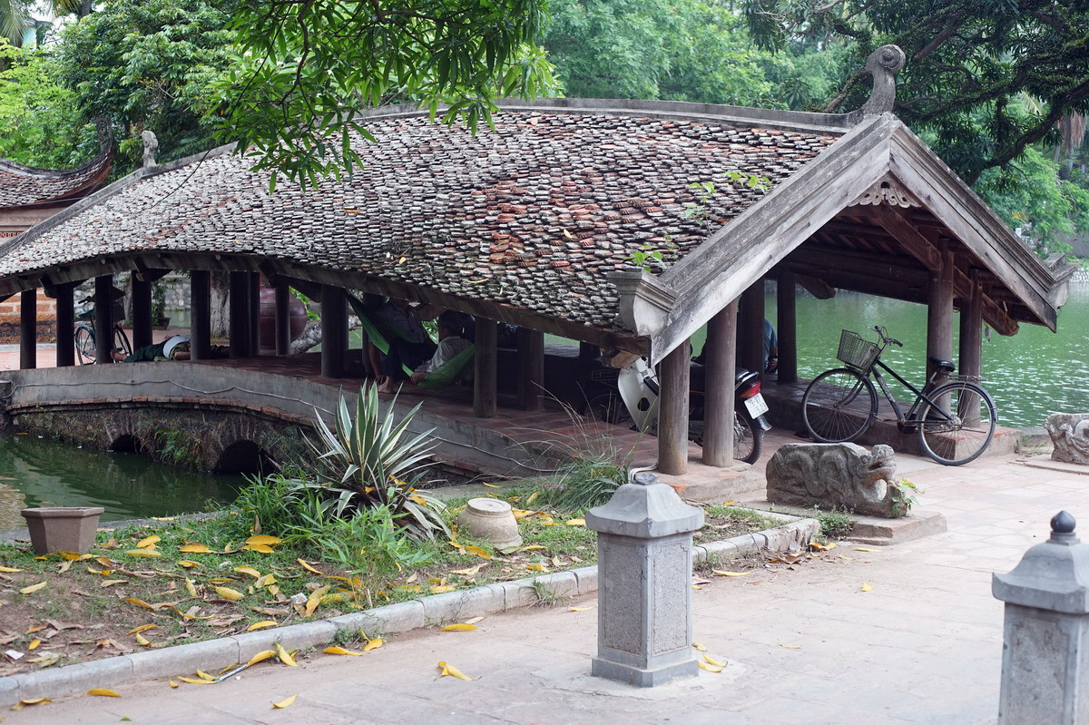 Hai cầu này do "Trạng Bùng" Phùng Khắc Khoan cho xây để cung tiến chùa vào đầu thế kỷ 17. Mỗi cầu gồm 5 gian, dưới xây đá cuốn trên dựng bộ khung nhà gỗ lợp ngói mũi hài. Hai bên thành cầu thông thoáng, có lan can thấp được làm rộng ra để làm nơi nghỉ chân cho khách thập phương.