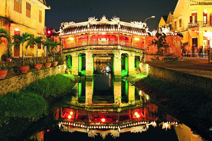 Chùa Cầu Hội An: Đây là công trình xây dựng vào thế kỷ 17. Cầu dài khoảng 18m, vắt qua lạch nước chảy ra sông Thu Bồn. Trên cửa chính của có một tấm biển lớn chạm nổi 3 chữ Hán là Lai Viễn Kiều (có nghĩa là cầu của những người bạn từ xa đến).