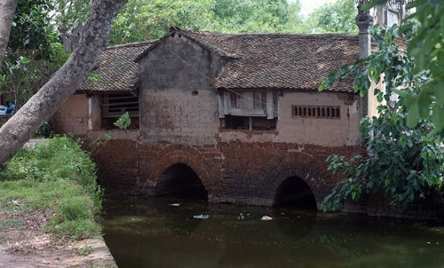 Kết cấu khung cầu là các vì liên kết bằng kèo suốt, có cầu nối hai ngọn kèo, xà nách nối cột cái với cột con, không dùng đinh ốc.