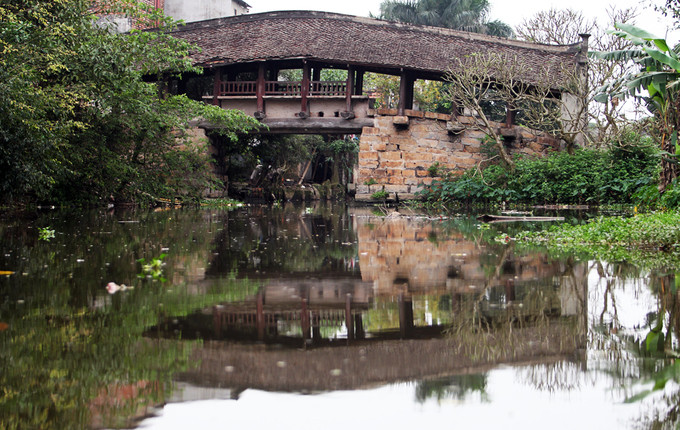 Cầu ngói chợ Thượng: Cầu thuộc thôn Thượng Nông, xã Bình Minh, huyện Nam Trực, tỉnh Nam Định, bắc qua sông Ngọc cạnh chợ Thượng nên được gọi là cầu ngói chợ Thượng. Cầu được xây dựng vào thế kỷ 18 nhờ tiền công đức của bà Nguyễn Thị Ngọc Xuân- cung phi của chúa Trịnh, là người con gái xuất thân làng Thượng Nông.