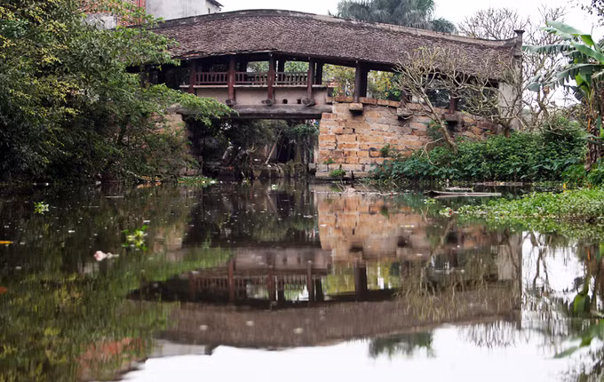 Cầu ngói chợ Thượng: Cầu thuộc thôn Thượng Nông, xã Bình Minh, huyện Nam Trực, tỉnh Nam Định, bắc qua sông Ngọc cạnh chợ Thượng nên được gọi là cầu ngói chợ Thượng. Cầu được xây dựng vào thế kỷ 18 nhờ tiền công đức của bà Nguyễn Thị Ngọc Xuân- cung phi của chúa Trịnh, là người con gái xuất thân làng Thượng Nông.