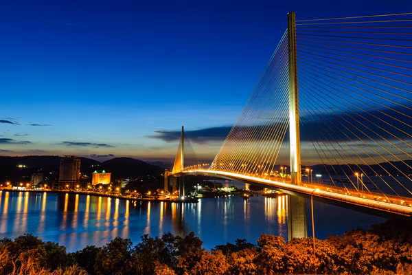 Cuối năm 2014, một doanh nghiệp đã tài trợ hệ thống đèn khoảng 40 tỷ đồng, gồm 8888 chiếc đèn led với 16 triệu màu, trong đó phổ biến là các sắc màu: đỏ, vàng, cam, lục, lam, chàm, tím. Hệ thống đèn chiếu sáng hiệu đại càng làm tăng vẻ đẹp thẩm mỹ cho cầu. 