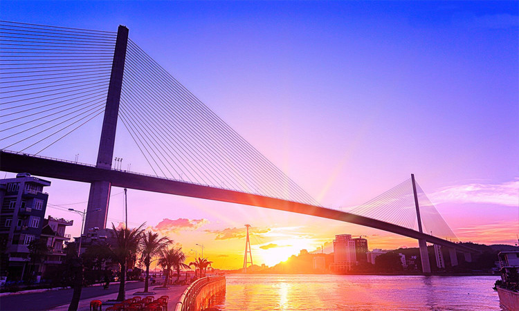 Ngoài ra, khi xây dựng có trí đặt cầu là một vùng đệm của khu di sản thiên nhiên thế giới nên yêu cầu đặt ra khi thiết kế là hiện đại nhưng phải đẹp. Chính vì vậy, cầu được thiết kế thanh thoát, nhẹ nhàng làm tăng vẻ đẹp cho cầu. 