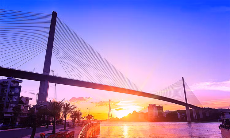 Ngoài ra, khi xây dựng có trí đặt cầu là một vùng đệm của khu di sản thiên nhiên thế giới nên yêu cầu đặt ra khi thiết kế là hiện đại nhưng phải đẹp. Chính vì vậy, cầu được thiết kế thanh thoát, nhẹ nhàng làm tăng vẻ đẹp cho cầu. 