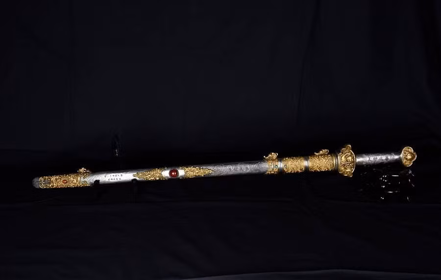 Nhà đấu giá GWS Auctions (Mỹ) hôm 17/7 vừa rao bán thanh kiếm được cho là của vua Thành Thái. Thanh kiếm có kích cỡ dài 81cm, nơi rộng nhất 10 cm và bề rộng lưỡi kiếm là 3,8 cm, trang trí nhiều chi tiết chạm trổ tinh xảo, nạm đá quý, có khắc dòng chữ trên tay cầm.