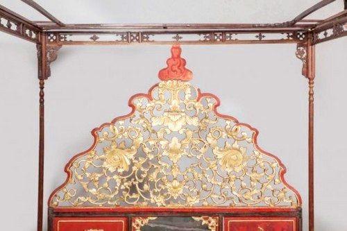 Chiếc long sàng cao toàn bộ 191cm; dài 212 cm; rộng: 140cm, làm bằng gỗ. Chiếc giường đã được một người Việt tại Pháp đấu giá thành công với mức giá là 100.000 euro.