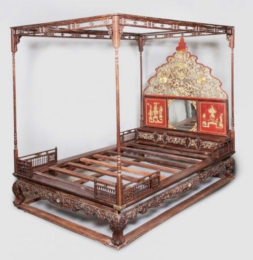 Ngoài ra, vua Thành Thái còn có chiếc long sàng cũng được đem đấu giá cùng với chiếc xe kéo. Đây là một cổ vật thuộc thời Nguyễn, có xuất xứ từ tầng lớp hoàng tộc, với niên đại trên 100 năm (đầu thế kỷ XX).