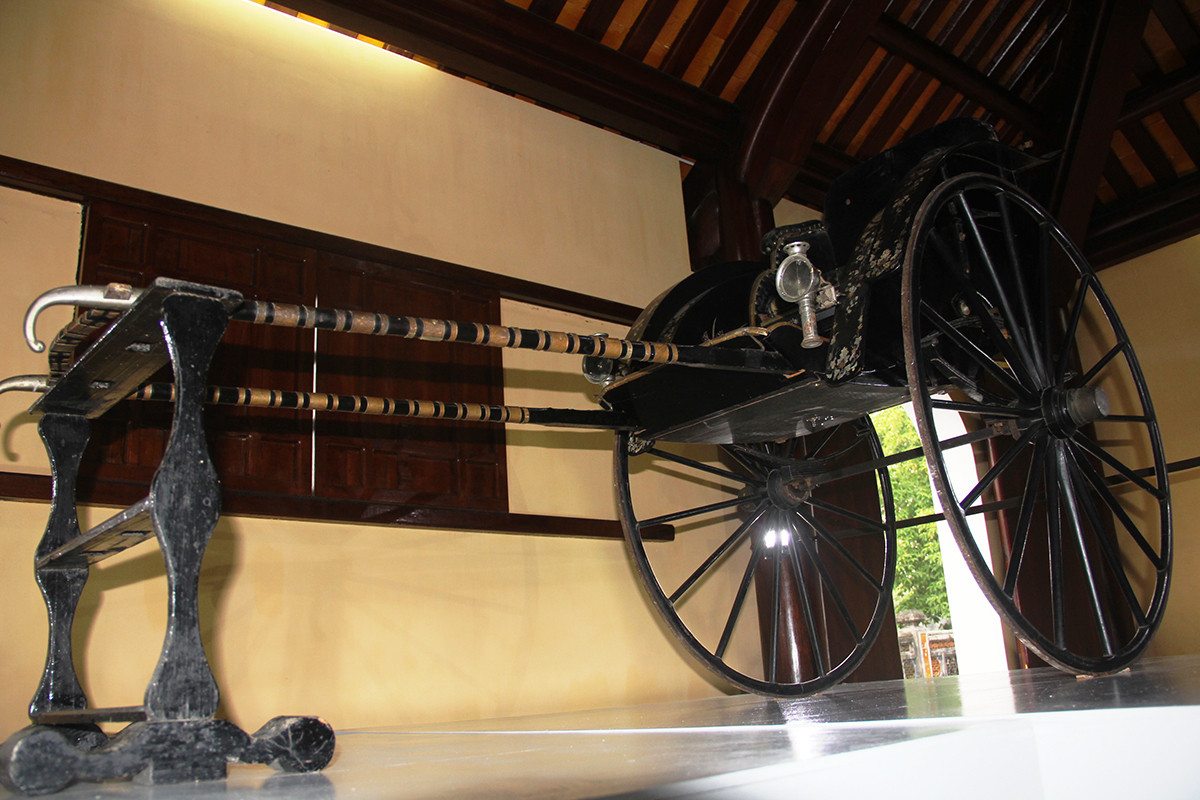 Xe kéo có chiều cao 136cm, dài 230cm, rộng 102cm, được làm bằng gỗ lim do xưởng Hoàng Hưng ở Hà Nội sản xuất, trong đó phần chạm khảm xà cừ do các nghệ nhân nổi tiếng ở làng Kinh Lược - Hà Nội đảm nhận.