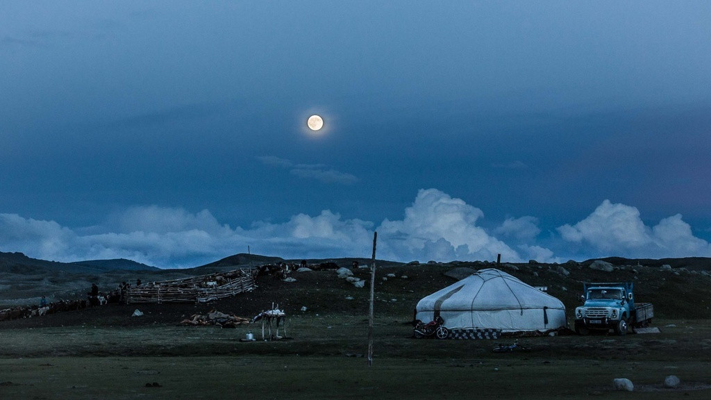 Kazakh là một bộ lạc bán du mục, sinh sống với đàn gia súc gồm cừu, dê, ngựa, lạc đà và bò yak lông dài. Thói quen sinh hoạt của người du mục Kazakh tập trung quanh đàn gia súc.