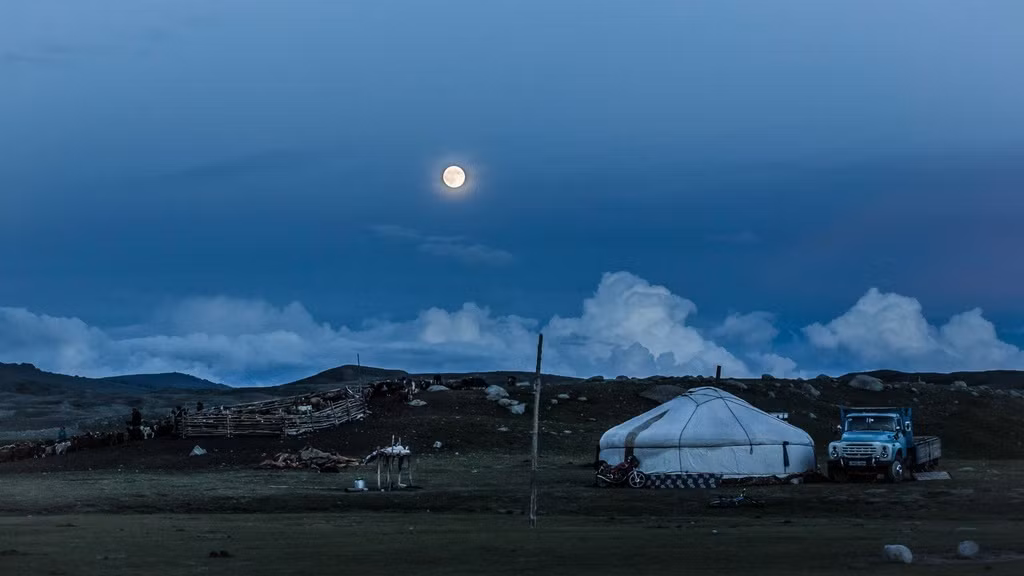 Kazakh là một bộ lạc bán du mục, sinh sống với đàn gia súc gồm cừu, dê, ngựa, lạc đà và bò yak lông dài. Thói quen sinh hoạt của người du mục Kazakh tập trung quanh đàn gia súc.