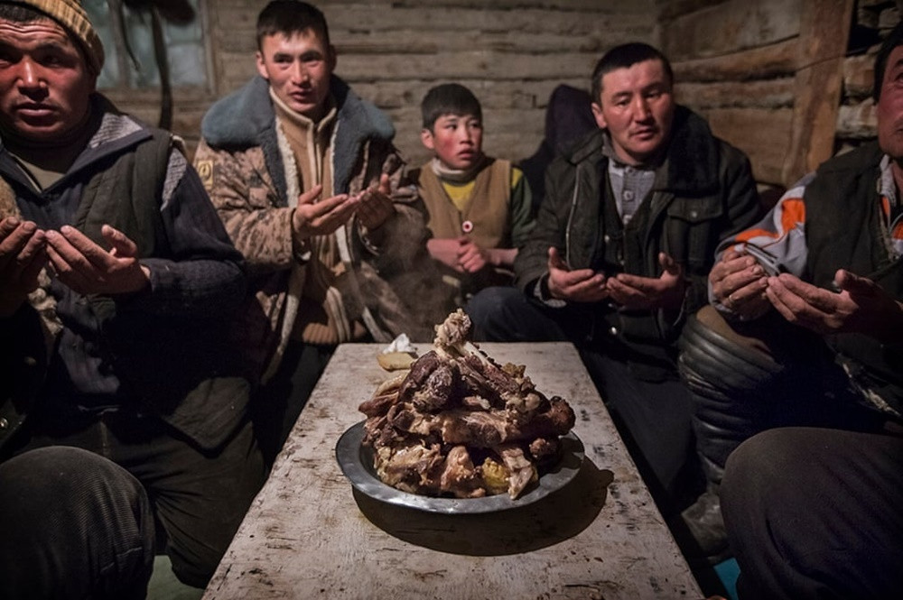 Chế độ ăn uống của người Kazakh chủ yếu là thịt, các sản phẩm từ sữa và rất ít rau. Vào mùa hè, phụ nữ và trẻ em vắt sữa dê và cừu 2 lần một ngày và bò một lần vào buổi sáng. Sữa được biến thành các sản phẩm khác nhau để ăn hoặc dự trữ cho mùa đông như phô mai, bơ tươi, kem chua...