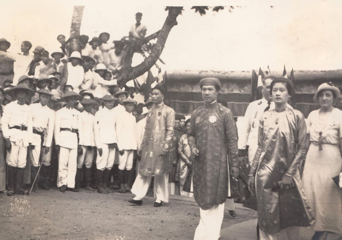 Có một chi tiết rất thú vị trong đám cưới vua Bảo Đại và Nam Phương hoàng hậu liên quan đến tiền mừng cưới. An Định Vương - Lê Phát An (cậu ruột của bà Nam Phương) đã mừng đám cưới của cháu gái một số tiền khổng lồ là 1 triệu đồng Đông Dương, tương đương khoảng 20.000 lượng vàng thời điểm đó.