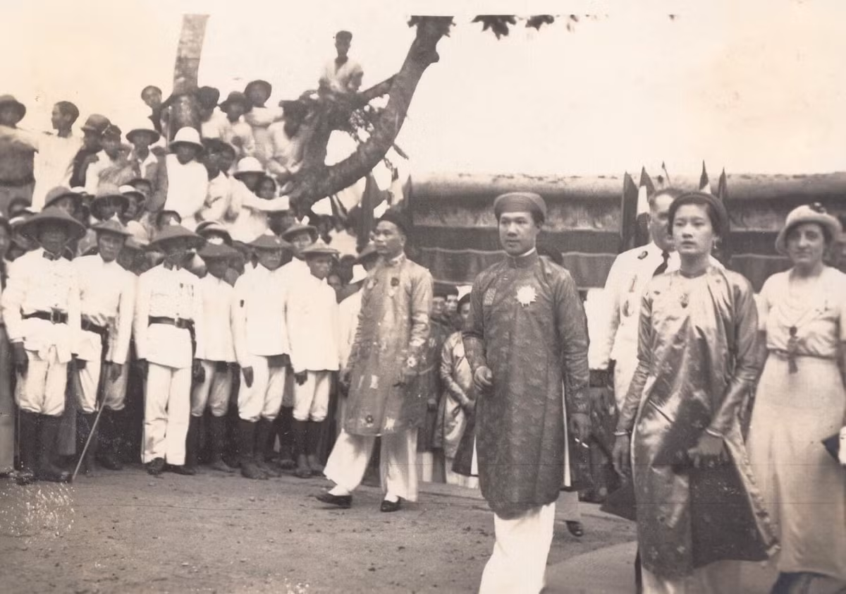 Có một chi tiết rất thú vị trong đám cưới vua Bảo Đại và Nam Phương hoàng hậu liên quan đến tiền mừng cưới. An Định Vương - Lê Phát An (cậu ruột của bà Nam Phương) đã mừng đám cưới của cháu gái một số tiền khổng lồ là 1 triệu đồng Đông Dương, tương đương khoảng 20.000 lượng vàng thời điểm đó.