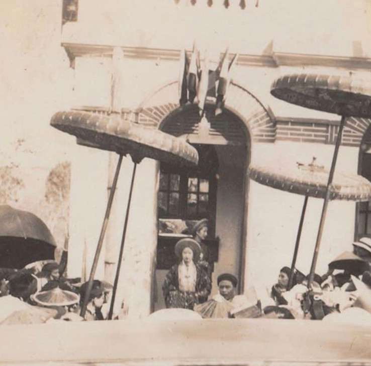 "Nàng đi một mình đến giữa tấm thảm, tất cả triều thần cúi chào. Với một vẻ đẹp tuyệt vời, nàng đi thẳng vào các phòng lớn, tôi đang ngồi chờ nàng trên một cái ngai thấp ở đó. Nàng đến đứng trước mặt tôi, cúi đầu chào tôi ba lần rồi ngồi ở cái chái bên phải của tôi".