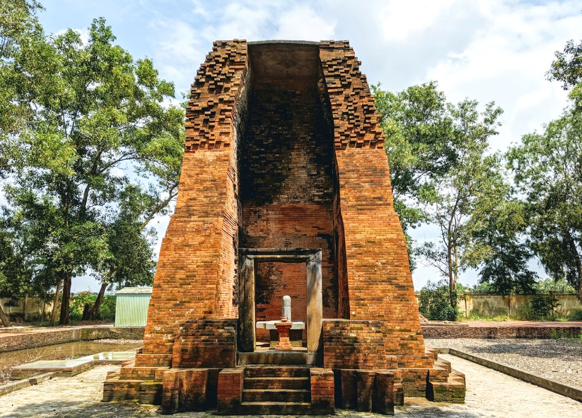 Tháp Vĩnh Hưng là trung tâm tôn giáo của khu vực này được xây dựng từ khoảng thế kỷ VII sau Công nguyên để thờ vị vua tên là Khmer Yacovar – Man.