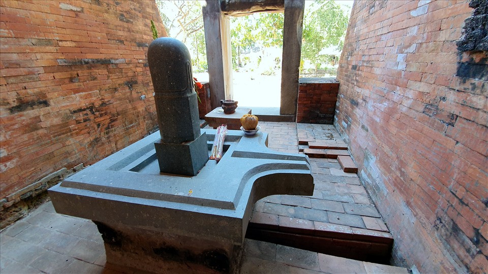 Đặc biệt, trong các đợt khai quật, các nhà khoa học đã tìm được nhiều cổ vật quý giá như tượng Nữ thần, bàn tay phải của “Tượng thần”...