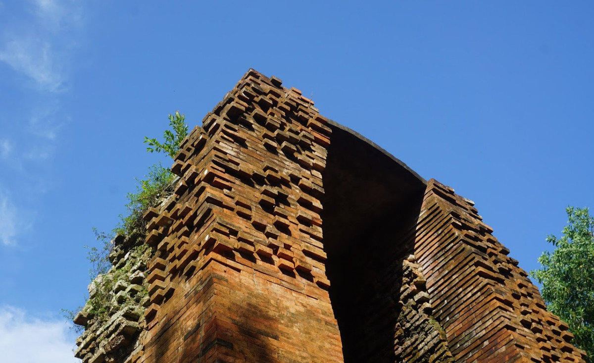 Tháp cổ Vĩnh Hưng có thân tháp hình chữ nhật với độ dài một cạnh là 5,6m, cạnh kia là 6,9m và chiều cao là 8,9m.