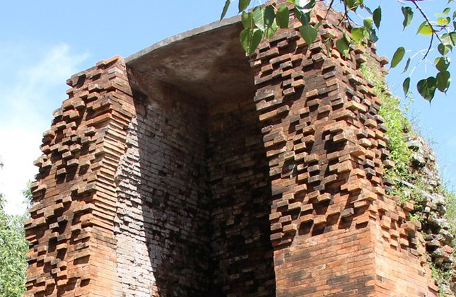 Tháp có một gian hình chữ nhật, tường khá dày và nóc cao uốn thành vòm với một cửa chính. Càng lên cao độ dày của tường càng mỏng, vách tường được dựng nghiêng dần lên phía đỉnh tạo thành vòm cuốn.