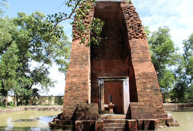 Tháp cổ có kiến trúc khá đơn giản được xây bằng hai loại gạch có màu sắc khác nhau. Từ chân tháp đến độ cao 4m là gạch đỏ và từ 4m trở lên trên được dùng gạch trắng.