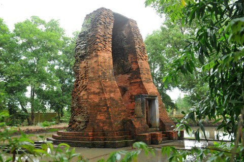 Theo nhiều nhà khoa học, có thể người Khơme cổ đã dùng một kỹ thuật xây dựng đặc biệt. Nhiều khả năng họ đã dùng một loại keo thực vật để kết dính các viên gạch với nhau, mà không cần dùng đến các chất liệu xây dựng như xi măng, hay vôi vữa như bây giờ.