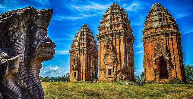 Tháp Dương Long: Gồm 3 tháp (tháp giữa cao 24 m, hai tháp 2 bên cao 22 m). Với nghệ thuật điêu khắc chạm trổ điêu luyện, các đường nét thể hiện vừa lộng lẫy, vừa tinh tế mềm mại, những con vật và họa tiết trang trí vừa sống động chân thực, vừa huyền ảo kỳ bí, tháp Dương Long được đánh giá là một trong những tháp Chăm đẹp nhất miền Trung.