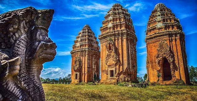 Tháp Dương Long: Gồm 3 tháp (tháp giữa cao 24 m, hai tháp 2 bên cao 22 m). Với nghệ thuật điêu khắc chạm trổ điêu luyện, các đường nét thể hiện vừa lộng lẫy, vừa tinh tế mềm mại, những con vật và họa tiết trang trí vừa sống động chân thực, vừa huyền ảo kỳ bí, tháp Dương Long được đánh giá là một trong những tháp Chăm đẹp nhất miền Trung.