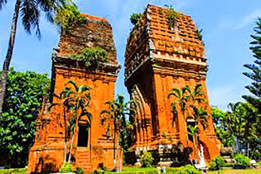 Tháp Đôi: Tháp được xây dựng vào cuối thế kỷ 12 là một công trình kiến trúc đẹp và độc đáo gồm 2 tháp (tháp chính cao 20 m, tháp phụ cao khoảng 18 m). Tháp được xếp vào loại đẹp độc nhất vô nhị của nghệ thuật kiến trúc Chămpa.