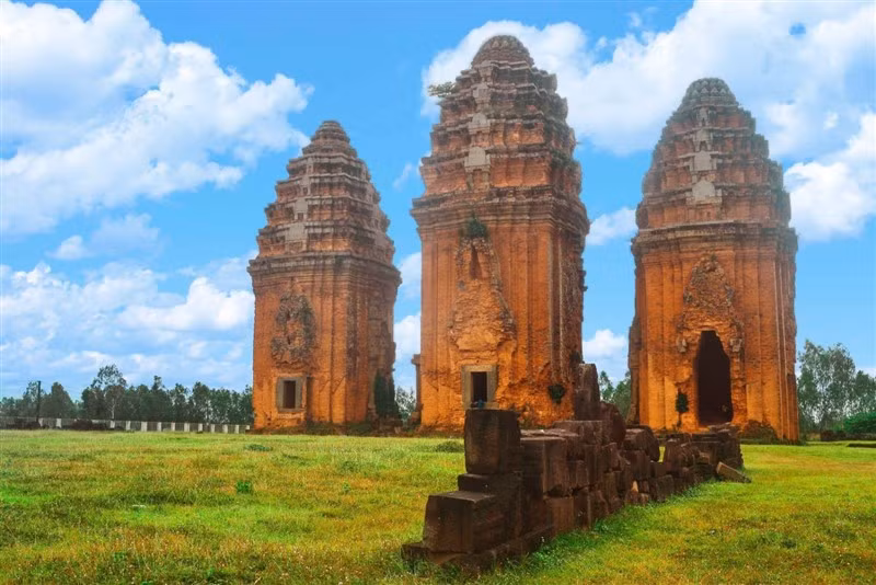 Mục sở thị cụm tháp Chăm ngàn tuổi siêu độc đáo ở Bình Định Muc so thi cum thap Cham ngan tuoi sieu doc dao o Binh Dinh
