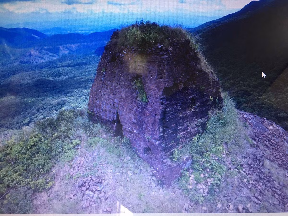 Tháp Hòn Chuông: Nằm trên đỉnh ngọn núi Bà ở độ cao 727 m, tháp được xây trên một khối đá khổng lồ hình quả chuông úp cao khoảng 49m. Tháp bị đổ phần ngọn, thân tháp hiện còn cao khoảng 5 m, lòng tháp bị gạch đổ lấp.