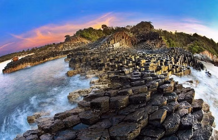 Khi gặp nước biển lạnh, cộng với hiện tượng dự ứng lực khiến các khối nham thạch bị đông cứng, rạn nứt theo mạch dọc, tạo nên những khối đá hình lăng trụ.