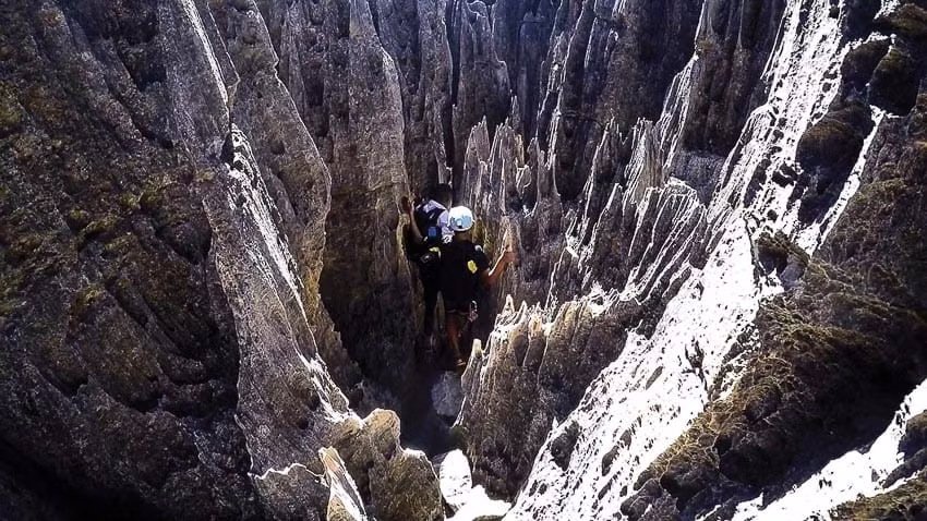 Tsingy de Bemaraha chỉ mở cửa trong tháng 4-11. Trong mùa mưa, con đường đất dẫn đến lối vào khu bảo tồn dễ bị lũ lụt, chia cắt khu vực này khỏi phần còn lại của đất nước.