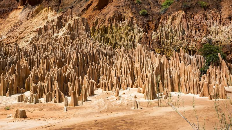 Theo tiếng địa phương “tsingy” có nghĩa là “nơi không thể đi bằng chân trần”. Nó phù hợp để miêu tả địa hình độc đáo của khu vực này.