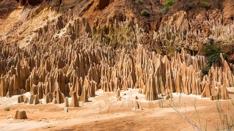 Theo tiếng địa phương “tsingy” có nghĩa là “nơi không thể đi bằng chân trần”. Nó phù hợp để miêu tả địa hình độc đáo của khu vực này.