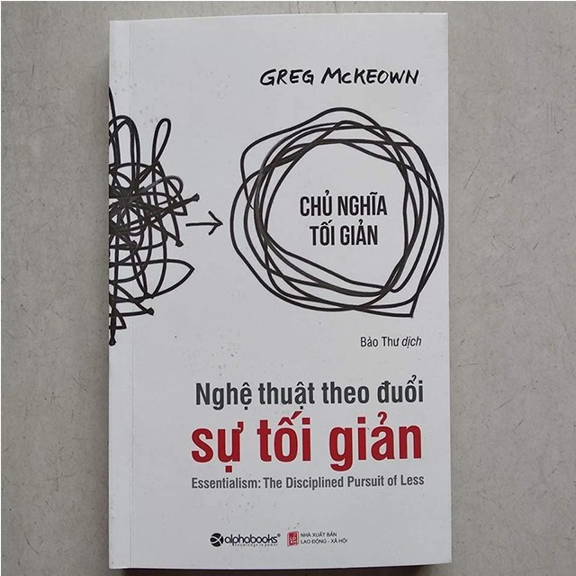 “Bạn đã bao giờ cảm thấy quá tải? thấy mình tuy làm việc hết sức nhưng không được trọng dụng? luôn bận rộn nhưng không đạt được hiệu quả? Giống như việc bạn luôn di chuyển nhưng chẳng đi được đến đâu cả?”. Cuốn sách Nghệ thuật theo đuổi sự tối giản sẽ giúp bạn tìm được câu trả lời.