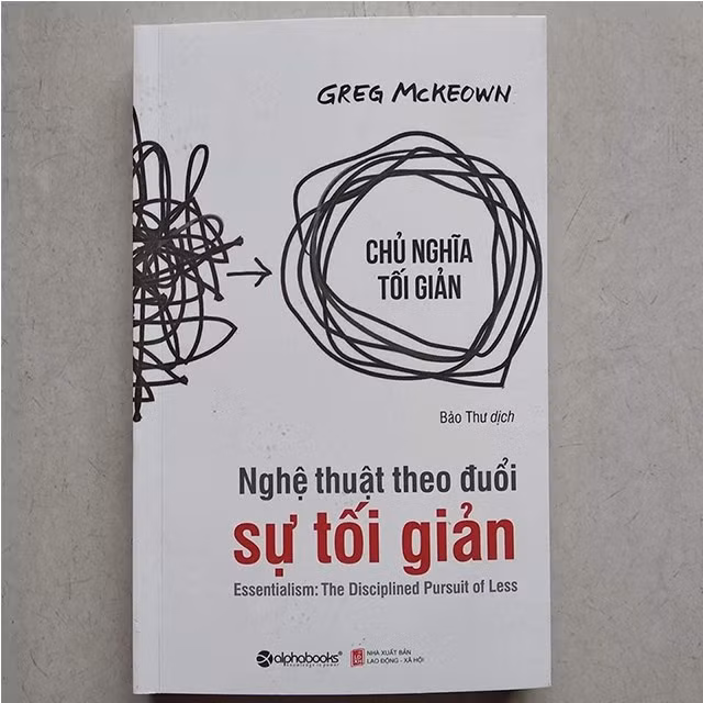 “Bạn đã bao giờ cảm thấy quá tải? thấy mình tuy làm việc hết sức nhưng không được trọng dụng? luôn bận rộn nhưng không đạt được hiệu quả? Giống như việc bạn luôn di chuyển nhưng chẳng đi được đến đâu cả?”. Cuốn sách Nghệ thuật theo đuổi sự tối giản sẽ giúp bạn tìm được câu trả lời.