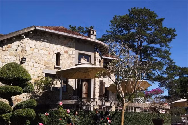 Biệt thự được xây phần lớn bằng đá chẻ, có lối đi rộng nối từ căn nhà bên này sang bên kia, có những ô cửa lớn được thiết kế thành những chiếc vòm cao gió lùa bốn phía. Trong biệt thự này có trưng bày các bức tượng, tranh sơn dầu...