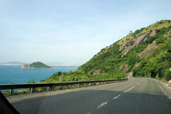 Không những thế vào khoảng cuối thế kỷ 18 đầu thế kỷ 19 nơi đây là địa điểm lịch sử ghi dấu các cuộc chiến giữa Nguyễn Ánh và anh em nhà Tây Sơn. Đèo Cả xứng đáng là một địa danh lịch sử nổi tiếng vì đã từng chứng kiến nhiều biến động của thời cuộc.