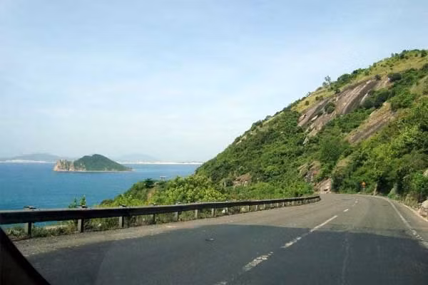 Không những thế vào khoảng cuối thế kỷ 18 đầu thế kỷ 19 nơi đây là địa điểm lịch sử ghi dấu các cuộc chiến giữa Nguyễn Ánh và anh em nhà Tây Sơn. Đèo Cả xứng đáng là một địa danh lịch sử nổi tiếng vì đã từng chứng kiến nhiều biến động của thời cuộc.