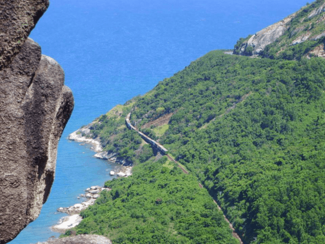 Đèo Cả có độ cao khoảng 333m so với mực nước biển và chiều dài ước chừng 12km.