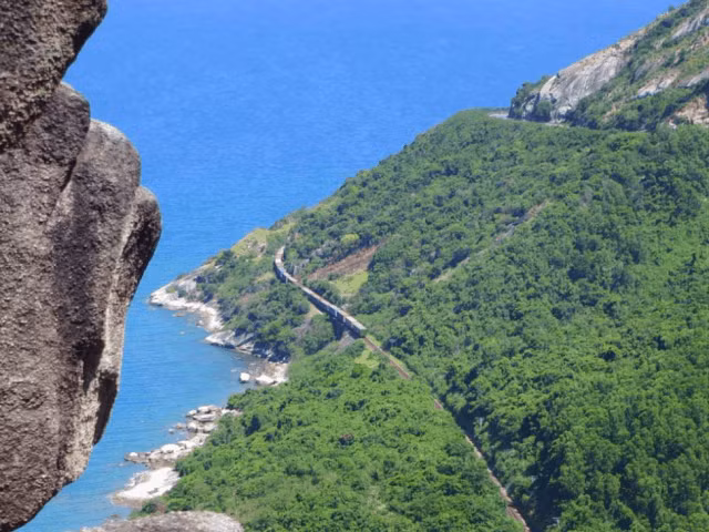 Đèo Cả có độ cao khoảng 333m so với mực nước biển và chiều dài ước chừng 12km.