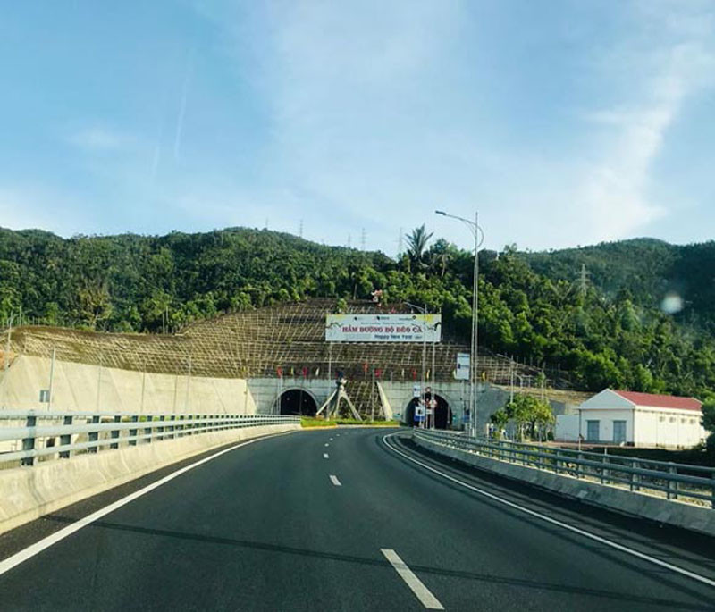 Hiện nay, tại đèo Cả đã có hầm đường bộ thông qua đèo với tổng chiều dài 13.5km, quy mô chỉ sau hầm Hải Vân.