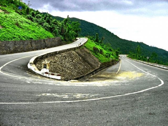 Đường lên đèo Cả uốn lượn như dải lụa giữa màu xanh của núi rừng, có những khúc quanh tưởng chừng như không thể bẻ tay lái.