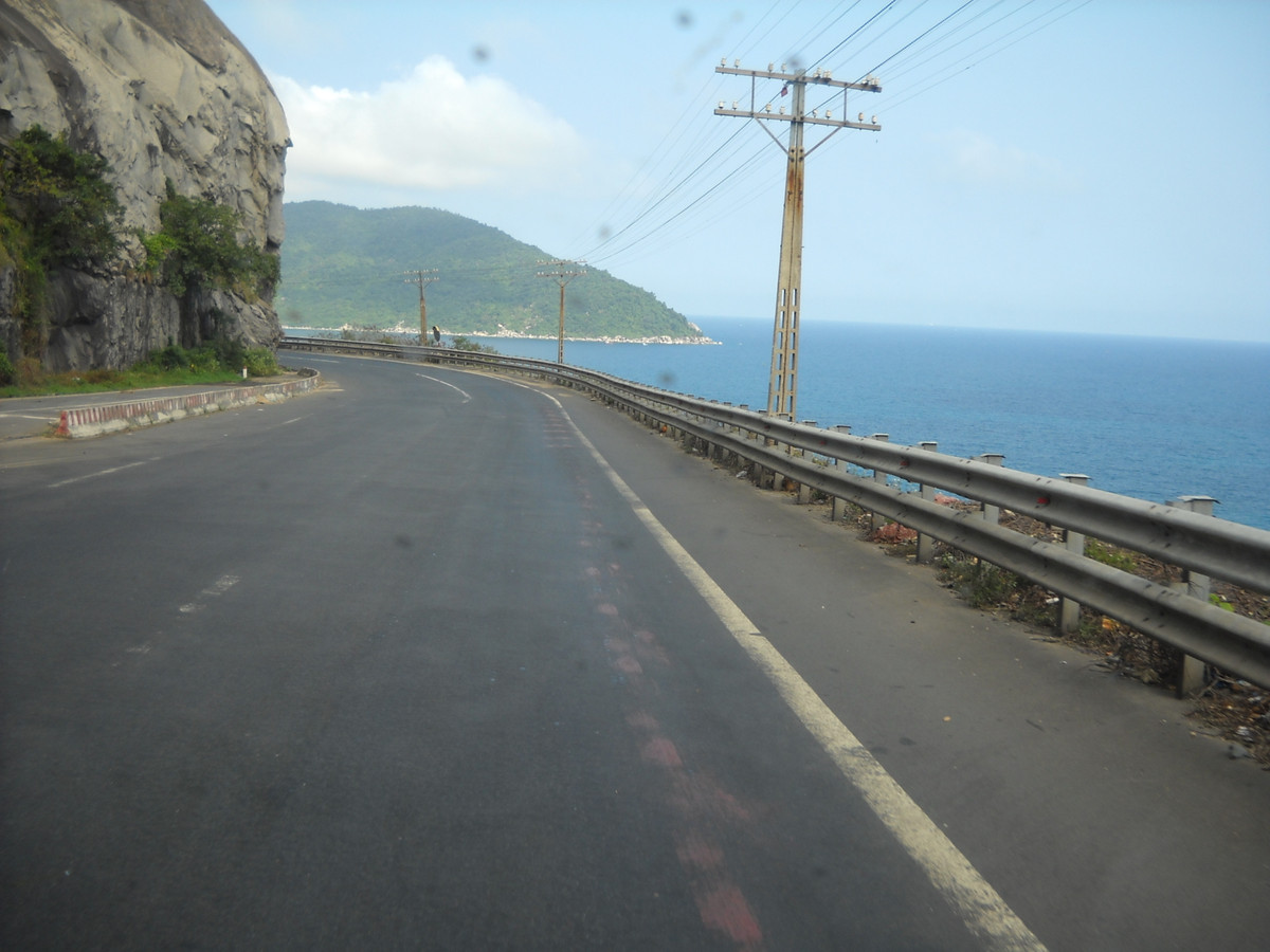 Ngoài ra, đường qua đèo Cả còn có những khối đá cao dựng đứng sừng sững. Cái hiểm trở của đèo Cả như muốn nuốt trọn bất kỳ ai muốn đi qua.