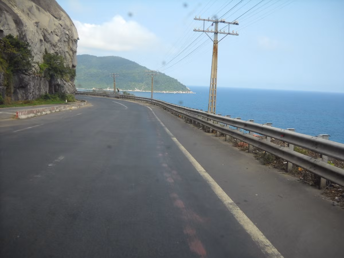 Ngoài ra, đường qua đèo Cả còn có những khối đá cao dựng đứng sừng sững. Cái hiểm trở của đèo Cả như muốn nuốt trọn bất kỳ ai muốn đi qua.