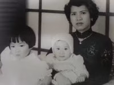 Cũng trong thời gian sinh sống tại đây, bà Phi Ánh và vua Bảo Đại có với nhau hai người con chung đó là con gái Nguyễn Phúc Phương Minh (sinh năm 1950) và con trai Nguyễn Phúc Bảo Ân (sinh năm 1951). Tuy nhiên, những ngày hạnh phúc của bà Phi Ánh không kéo dài. Khi vua Bảo Đại thoái vị (sau đó sang Pháp), nhà cửa, tài sản của bà Phi Ánh cũng không còn, gia đình ly tán, bà phải dẫn các con về Sài Gòn sinh sống.